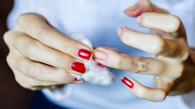 रिमूवर के बिना निकालें नेलपेंट, इन चीजों का करें इस्तेमाल 