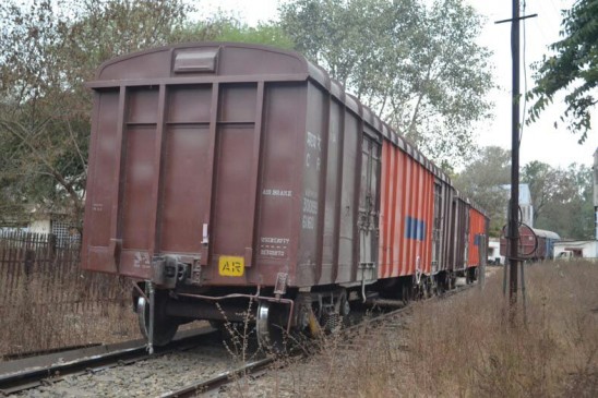 Bidlas 2 bogies of the goods train collapsed in siding line