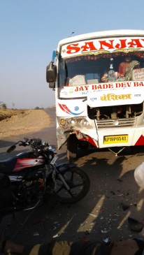 bike rider died from the bus collision in satna, a man injured
