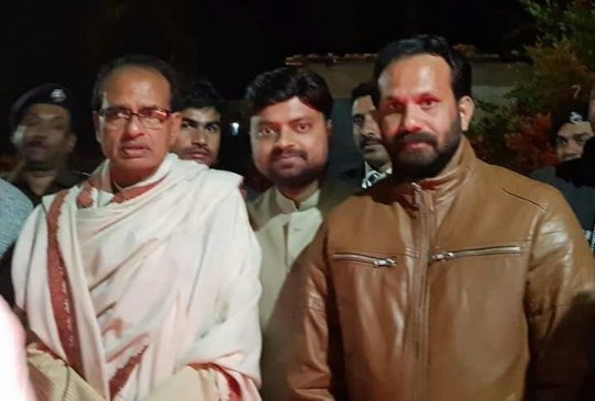 भाजपा नेता ने फॉर्च्यूनर गाड़ी में भतीजी से किया रेप