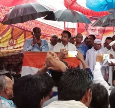 बारिश के बीच भाजपा पर बरसे कमलनाथ, कहा- किसान विरोधी है शिवराज सरकार