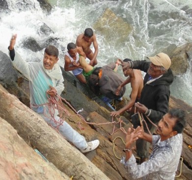 divers rescue women who jumped into Dhuandhar waterfall bhedaghat