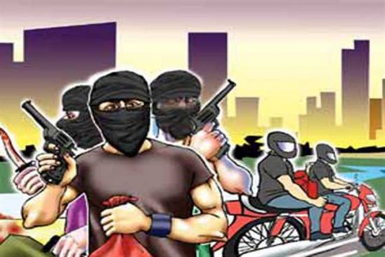 पुलिस ने पीछा किया तो जेवर से भरा बैग छोड़ भागे लुटेरे