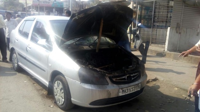 बीच सड़क पर जल उठी कार, सतर्कता से ड्राइवर ने बचाई साथी की जान