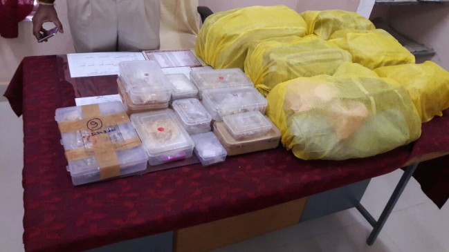 gold and silver jewelery of 2 crore rupee found from accidental car