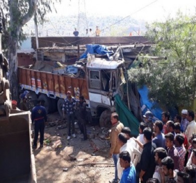 दर्दनाक हादसा : घर में घुसा ट्रक, 5 की मौत, 4 घायल