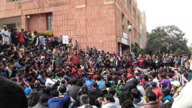 JNU में फिर बवाल, अटेंडेंस की अनिवार्यता खत्म करने की मांग