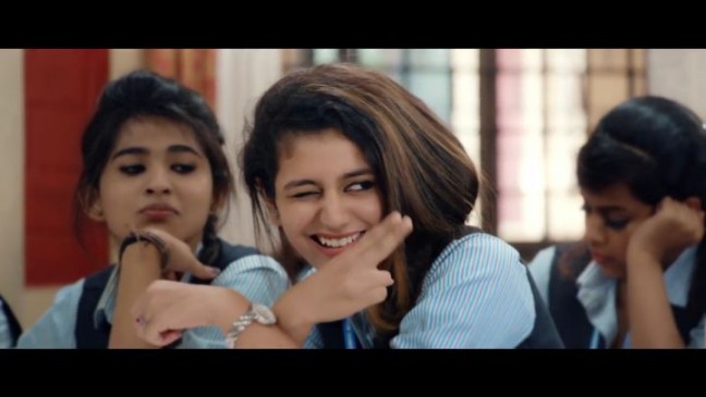 Oru Adaar love गाने का हिंदी वर्जन  ‘आंखें तेरी कह रही हैं..तुमको मुझसे प्यार है…