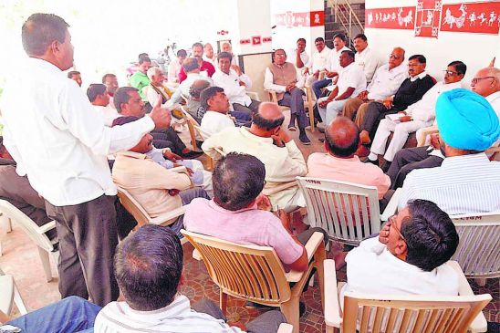 Protest against Muttemwar and Thackeray in City congress meeting