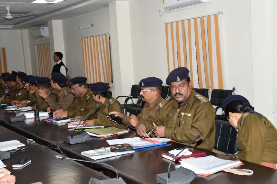 SP say to TI in crime meeting of jabalpur, should be killed