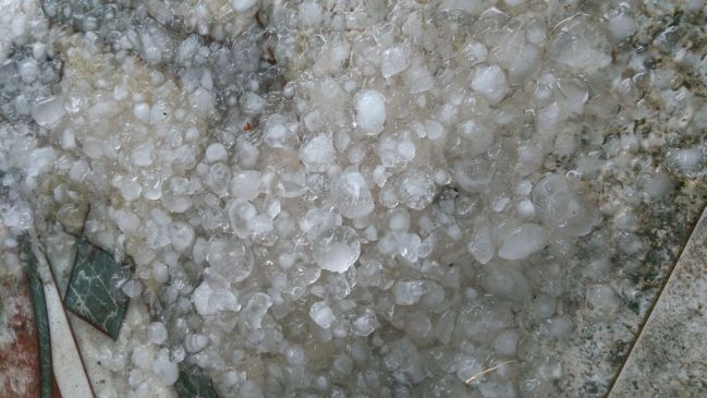 भोपाल में बदला मौसम का मिजाज, बारिश के साथ गिरे ओले