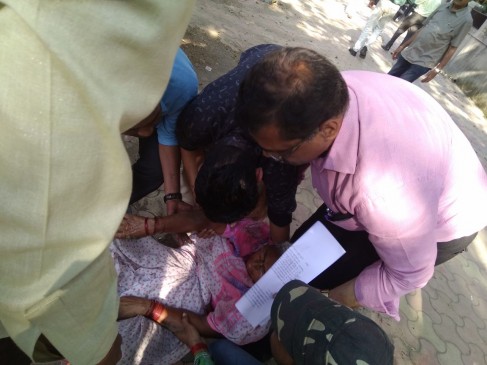 Try to Suicide in front of Mantralaya, woman drunk cough Syrup
