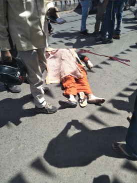 A woman died from makkah loaded truck collision in chhindwara
