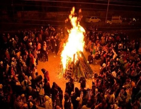 Bori village of Maharashtra Holi is played by stones