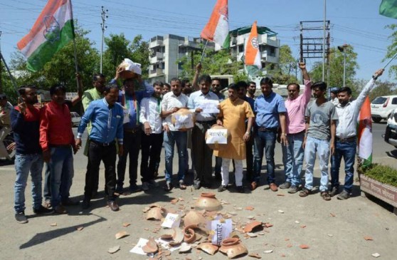Congress protest in front of the municipal headquarters for water shortage