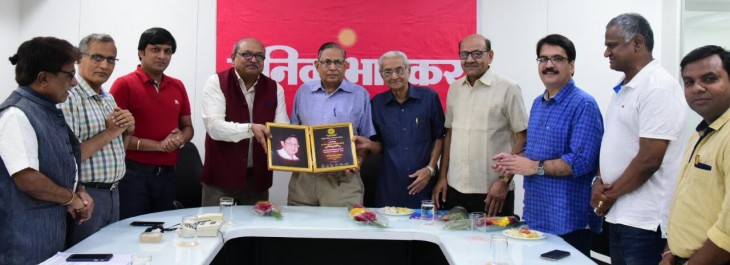 Dainik Bhaskar group editor Prakash Dubey awarded MV Kamath Memorial award Dainik Bhaskar group editor Prakash Dubey awarded MV Kamath Memorial award