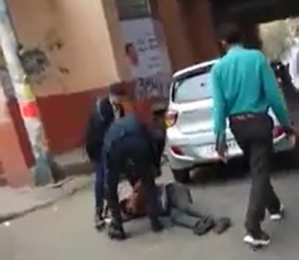 दिल्ली पुलिस का VIDEO वायरल, बीच सड़क पर युवक को घसीटकर लात-घूसों से पीटा