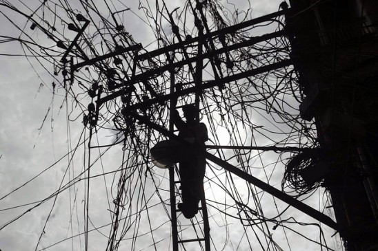 electricity thieves pelted stones on Electricity dept employees