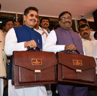LIVE: Sudhir Mungantiwar present annual budget of MH government