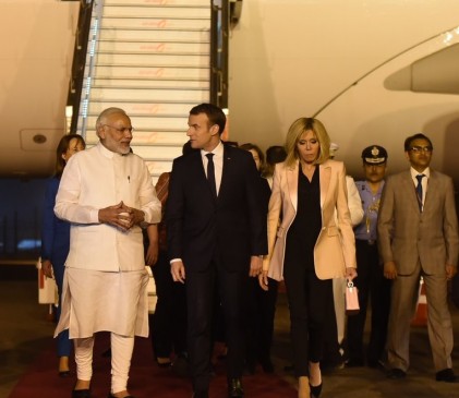 फ्रांस के प्रेसिडेंट भारत पहुंचे, पीएम मोदी ने प्रोटोकॉल तोड़कर किया स्वागत