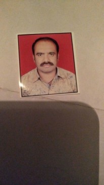 This man can not find the helmet for his head size in chhindwara mp