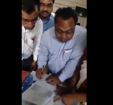 Video :teachers fill the answersheets of examinees in 10th Board