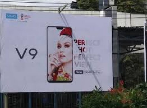 vivo V9 appears on a billboard in Indonesia with a screen notch.
