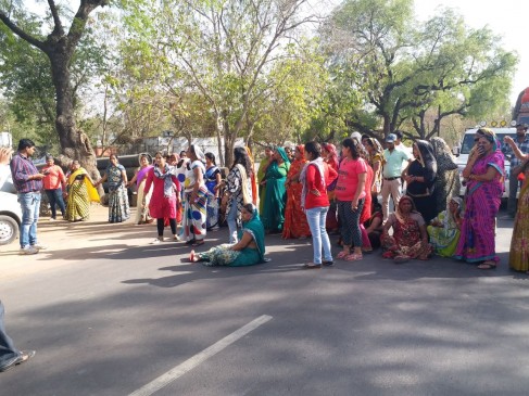 women protest for murderer arrest against district administration women protest for murderer arrest against district administration