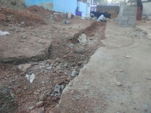 Work of laying sewer line under Amrit scheme in katni mp