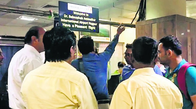 165 passengers sitting on the flight for 2 hours due to engine failure, the ruckus