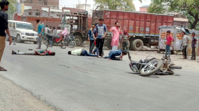 3 dead from the trucks stumble, 1 serious - 4 youths aboard the bike