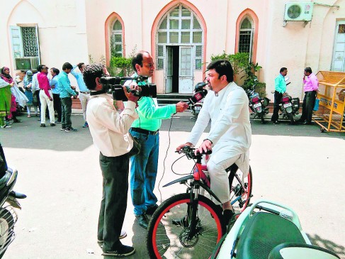 Ashish Deshmukh opposes the increase in petrol and diesel prices