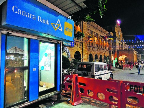 ATM are cashless in all over maharashtra, peoples row increase in banks