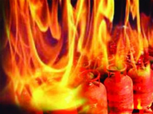 cylinder blast in chhindwara district, father and son died after burn