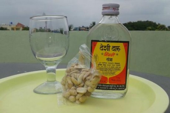 अवैध कारोबार पर लगाम की कवायद- महाराष्ट्र में देशी शराब होगी रंगीन!