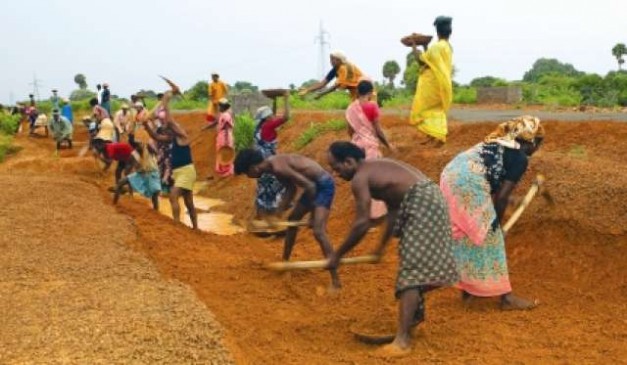 Government mockery with MNREGA workers, only 2 rupees increased wages after three years