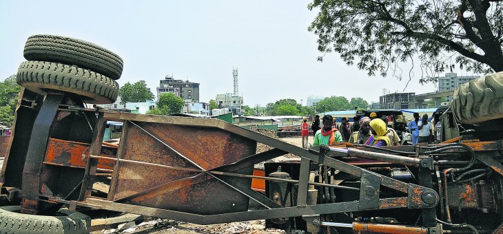 metro crane accident in nagpur city, driver saved his life