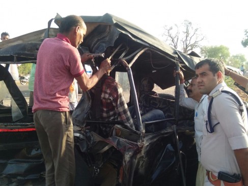 Road accident between truck and chhota hathi in chhatarpur, 4 died Road accident between truck and chhota hathi in chhatarpur, 4 died