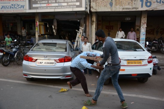 roadside shopkeepers fights for catching coutmers in jabalpur