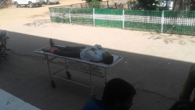 The patient suffering on stretchers, no Ward boy availabel for taken to the dressing room