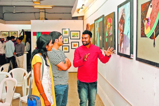 This art gallery looks in paintings, crowded crowd in nagpur