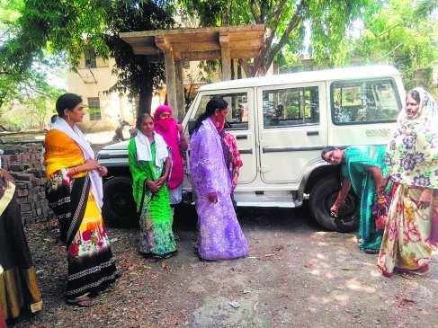 water problem: Angry women punctures vehicles of officers in Maharashtra