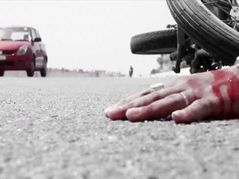 whole family serious injured in road accident, old man died in katni