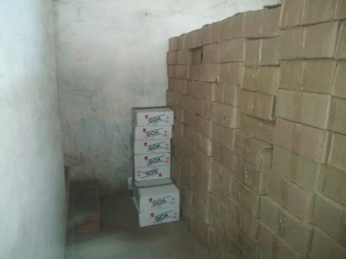 आधा करोड़ की अवैध शराब जब्त, 1100 पेटी छुपा रखीं थीं घर पर