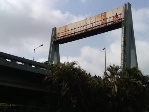 A young climbed on tower to bring Thackeray brothers together