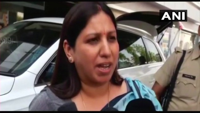 Allahabad mayor Abhilasha Gupta arrived in Lucknow in a car without number plate