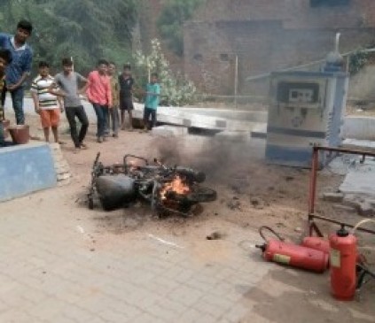 bike burn down in petrol pump at Singpur square of Nagoud town