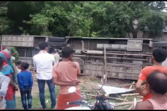 बिहार: सुपौल में बस और ट्रक की सीधी टक्कर, 2 की मौत, 50 से ज्यादा जख्मी