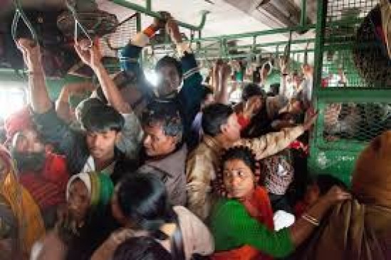 यूपी-बिहार की ट्रेनों में भीड़ का टॉयलेट पर भी कब्जा, यात्रियों को नहीं मिल रही पैर रखने की जगह