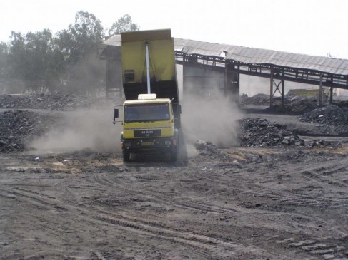 Drying wells in this village of Maharashtra by excavation of Cole